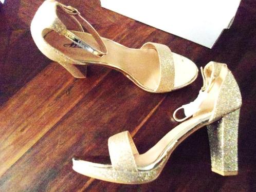 Open gouden pump met blokhak en enkelbandje mt. 41, Kleding | Dames, Schoenen, Nieuw, Pumps, Overige kleuren, Ophalen
