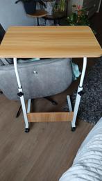 Een in hoogte verstelbare laptop/ bijzet/bedttafel, Ophalen, Metaal of Aluminium, 55 tot 75 cm, Zo goed als nieuw