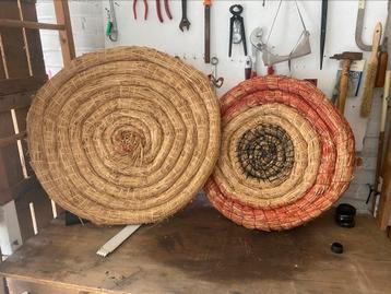 2x handboog met twee maal roos van stro en 2 pijlem beschikbaar voor biedingen