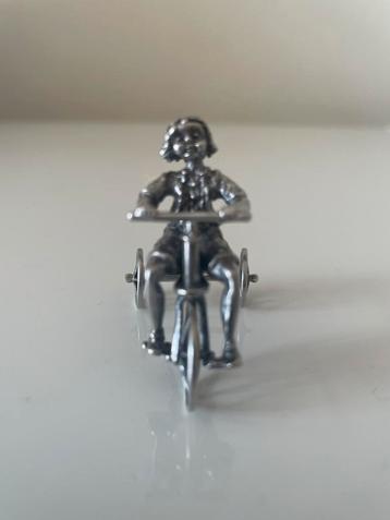 Driewieler met kind, zilver miniatuur beschikbaar voor biedingen