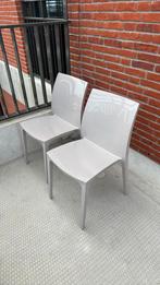 Twee grijs  Kunststof tuinstoelen, Ophalen, Zo goed als nieuw, Kunststof, Stapelbaar