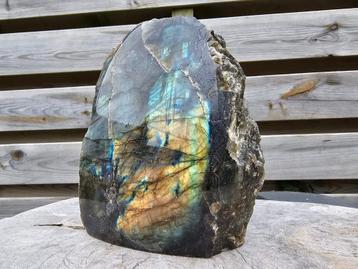 Gaaf halfruw labradoriet sculptuur 2099 gram beschikbaar voor biedingen