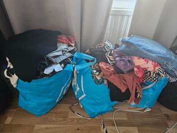 Drie grote tassen met kleding beschikbaar voor biedingen
