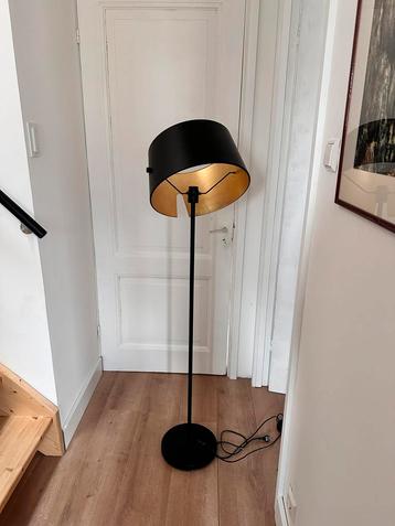 Vloerlamp met gouden binnenkant beschikbaar voor biedingen