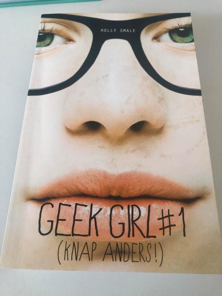 Geek Girl #1 - Holly Smale, Boeken, Kinderboeken | Jeugd | 13 jaar en ouder, Zo goed als nieuw, Fictie, Ophalen of Verzenden