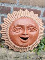 Mooie, vrolijke zon van aardewerk om op te hangen, Tuin en Terras, Tuinbeelden, Verzenden, Gebruikt, Steen, Overige typen
