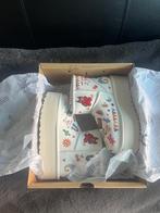 UGG Classic Mini Boot 'Humberto Cruz Pop Sketch' Maat 38, UGG, Verzenden, Wit, Lage of Enkellaarzen
