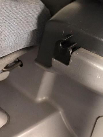 Starlet p9 hoedenplank clips beschikbaar voor biedingen