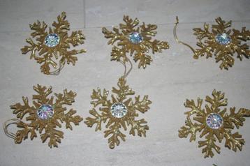 Zestien goudkleurige kunststof kerstboom hangers beschikbaar voor biedingen