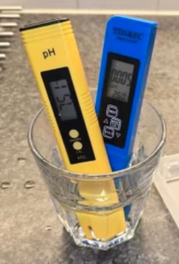 Twee water zuiverheidstests - Kraanwater, flessenwater beschikbaar voor biedingen