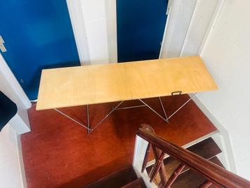 Lange opklaptafel beschikbaar voor biedingen