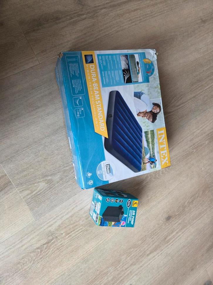 Intex 2-persoons luchtbed + externe pomp, Caravans en Kamperen, Luchtbedden, Ophalen of Verzenden