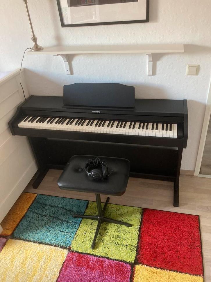 Roland RP102 digitale piano zgan, Muziek en Instrumenten, Piano's, Zo goed als nieuw, Piano, Zwart, Digitaal, Ophalen of Verzenden