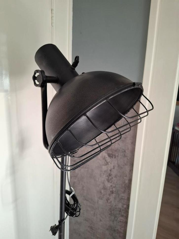 Industriële vloerlamp - Zwart metaal 130 t/m 195 cm, Huis en Inrichting, Lampen | Vloerlampen, Zo goed als nieuw, 150 tot 200 cm