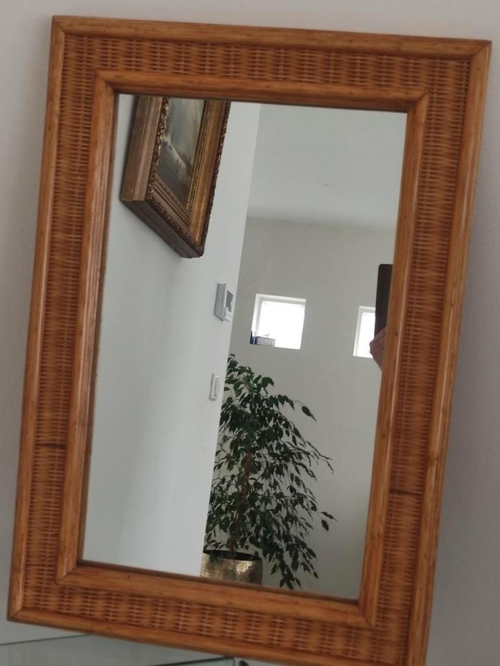 Mooie grote spiegel van pitriet honing kleur, Huis en Inrichting, Woonaccessoires | Spiegels, Zo goed als nieuw, Minder dan 50 cm