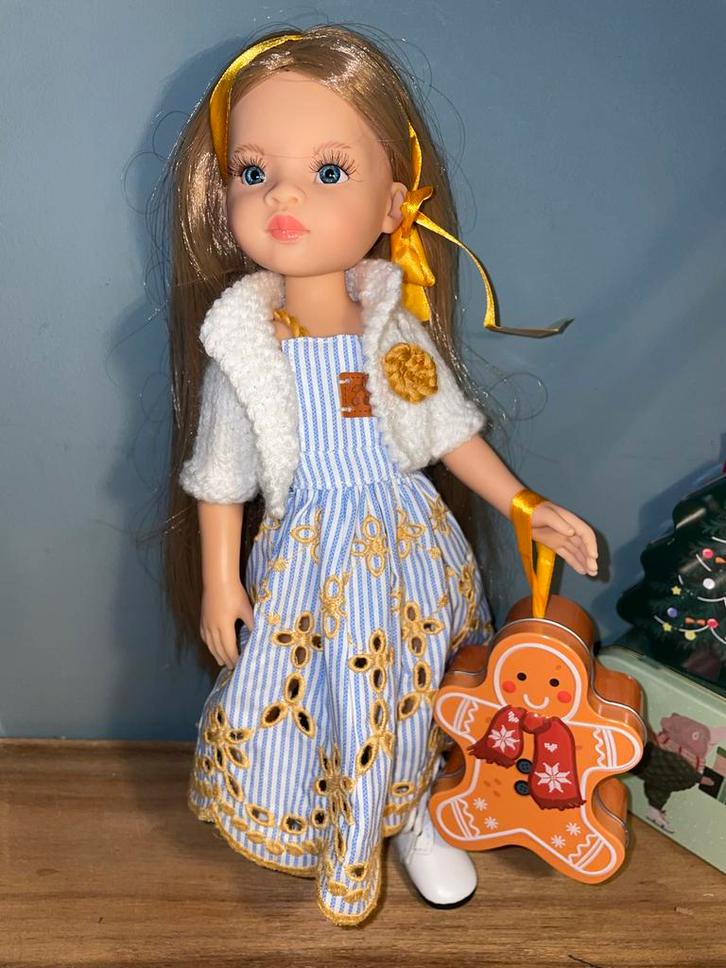 Poppenkleertjes Paola Reina + blikje koekjes, Kinderen en Baby's, Speelgoed | Poppen, Zo goed als nieuw, Babypop, Ophalen of Verzenden