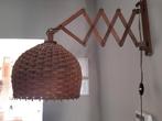 VIJFTIGER JAREN VINTAGE  SCHAARLAMP TEAK MET ROTAN KAP, Huis en Inrichting, Lampen | Wandlampen, Ophalen of Verzenden, Zo goed als nieuw