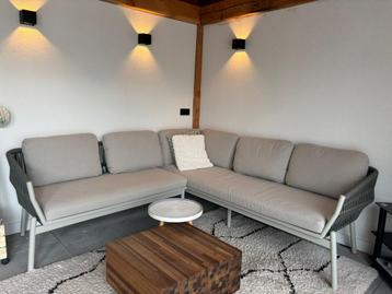 Tuinset inclusief kussens en grijze tafel beschikbaar voor biedingen