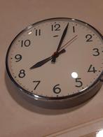 Stoere Veckx wandklok lichtgrijs 30cm, Huis en Inrichting, Woonaccessoires | Klokken, Ophalen of Verzenden, Gebruikt, Analoog