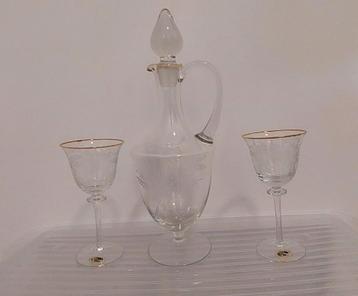 2 Kristallen vintage geëtste wijnglazen en kristallen karaf beschikbaar voor biedingen