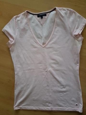 T shirt met V hals. Tommy Hilfiger. Zachtroze. Maat M beschikbaar voor biedingen