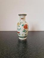 Vaasje porselein Chinees craquelé bloemmotief heldere kleur, Ophalen of Verzenden