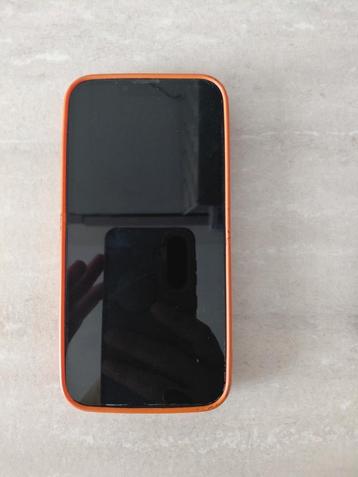 iPhone 13 achterkantje beschadigd.  beschikbaar voor biedingen