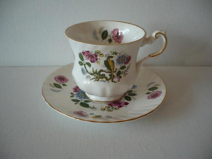 Porselein, kop en schotel, Queens centenary dear., Antiek en Kunst, Antiek | Servies los, Ophalen of Verzenden