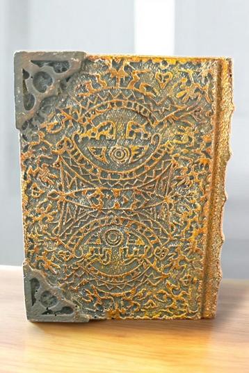 Decoratie voor het aquarium waarin een boek wordt afgebeeld. beschikbaar voor biedingen