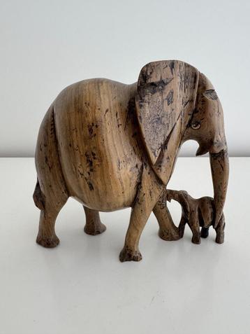 Fraai en elegant, decoratief houtsnijwerk olifant met jong beschikbaar voor biedingen