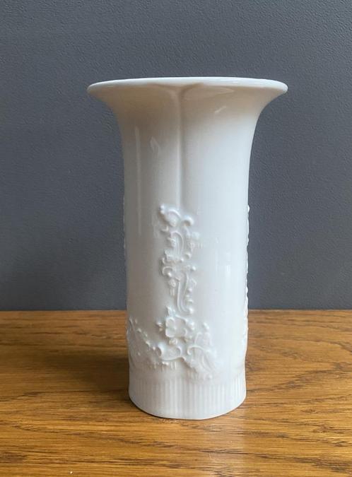50 jaren Wit porselein VAASJE met bewerkte zijkanten, Huis en Inrichting, Woonaccessoires | Vazen, Gebruikt, Wit, Minder dan 50 cm