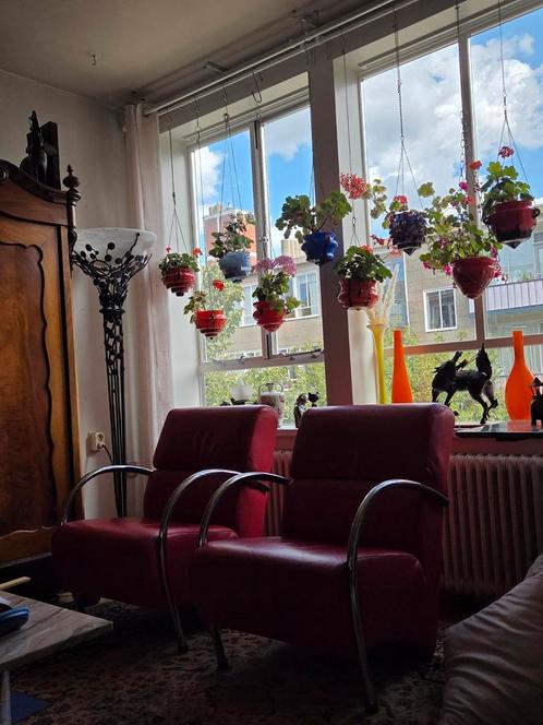Twee rode buisframe fauteuils skai wijnrood bordeauxrood, Huis en Inrichting, Fauteuils, Zo goed als nieuw, Kunststof, Metaal