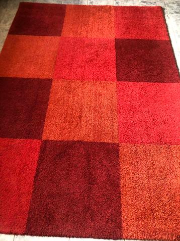 Vloerkleed te koop rood& orange hoofdkleur135 x190cm prijs40 beschikbaar voor biedingen