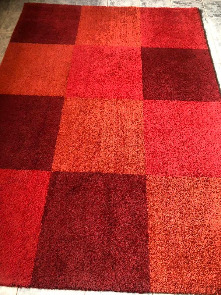 Vloerkleed te koop rood& orange hoofdkleur135 x190cm prijs40, Huis en Inrichting, Stoffering | Tapijten en Kleden, Zo goed als nieuw