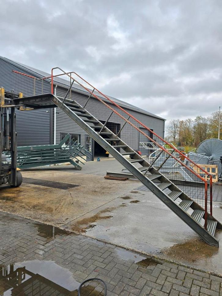 Stalen trap met bordes hoog 3,15mtr. Nob185, Doe-het-zelf en Verbouw, Ladders en Trappen, Zo goed als nieuw, 2 tot 4 meter, Ophalen of Verzenden