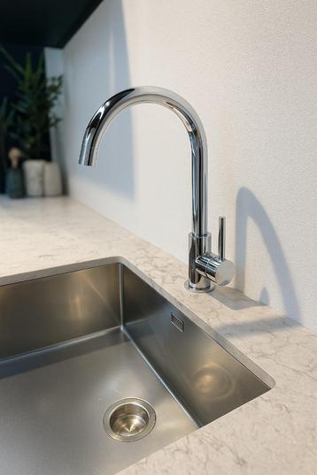 Moderne keuken kraan beschikbaar voor biedingen