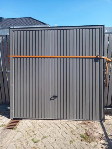 Garagedeur bijna nieuw! beschikbaar voor biedingen
