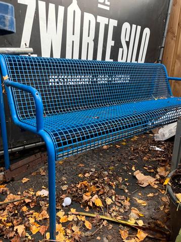 Stevige blauwe metalen tuinbank | Industrieel | Retro Design beschikbaar voor biedingen