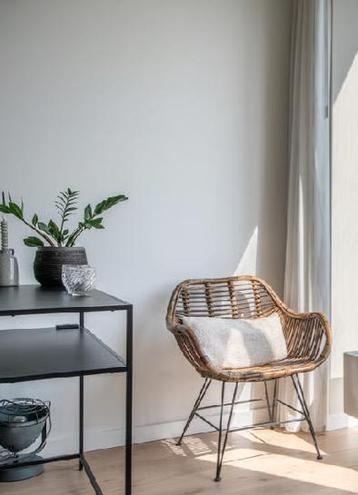 Rotan stoel met zwarte poten (zonder kussen) beschikbaar voor biedingen
