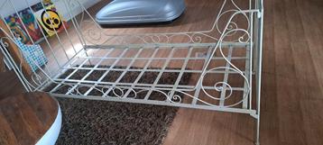 Romantisch brocante metalen dames bed beschikbaar voor biedingen