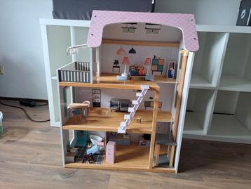 Poppenhuis 64 x 31 x 80 cm 3-etages. Incl. Poppen en meubels beschikbaar voor biedingen