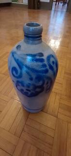 Oude stenen kruik met blauwe decoratie, Ophalen