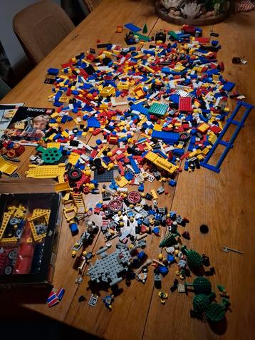 Grote partij Lego stenen jaren 70 met minifiguren beschikbaar voor biedingen