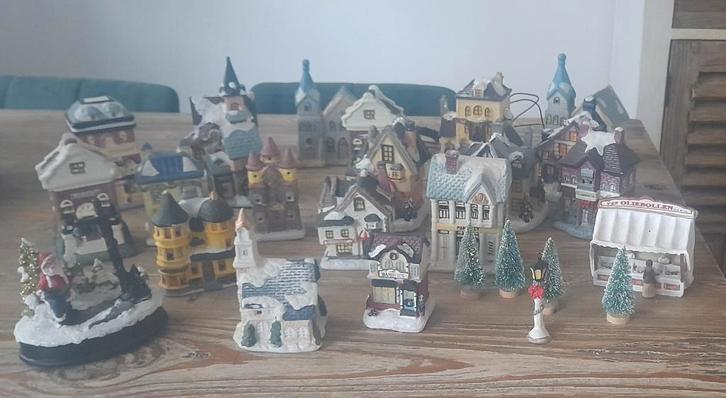 20 Kersthuisjes voor groot Kerstdorp, Diversen, Kerst, Zo goed als nieuw, Ophalen