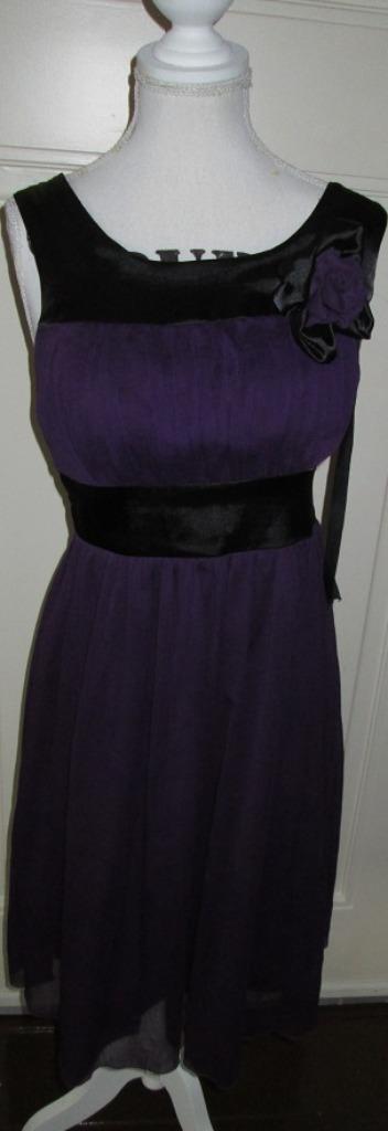 Paars met zwart jurkje. beschikbaar voor biedingen