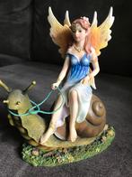 Beeldje Polyresin Elfje op Slak Mysticalls., Verzamelen, Ophalen of Verzenden, Zo goed als nieuw, Fantasy