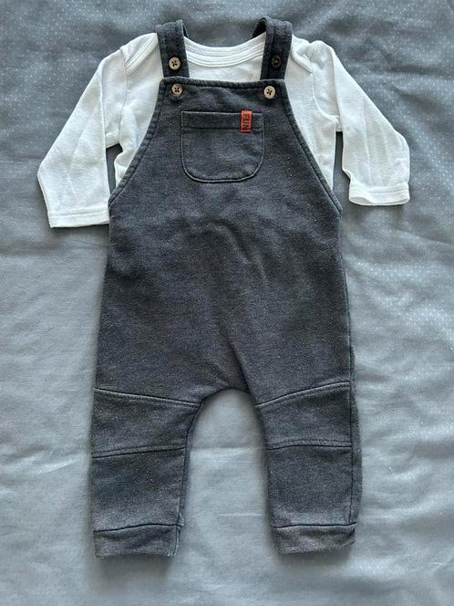 Schattig grijs tuinbroekje met wit T-shirt –Maat 62 prenatal, Kinderen en Baby's, Babykleding | Maat 62, Gebruikt, Jongetje of Meisje