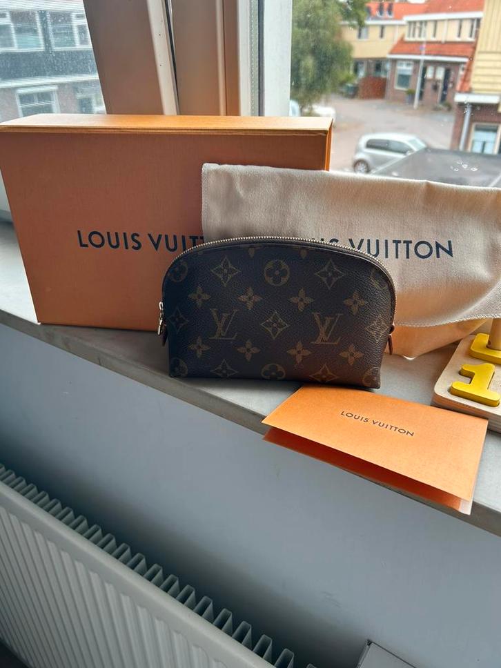 Louis vuitton cosmetic pouch & Louis vuitton key pouch, Sieraden, Tassen en Uiterlijk, Toilettassen, Zo goed als nieuw, Bruin