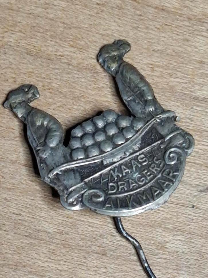 Speldje Kaasdragers Alkmaar, Verzamelen, Speldjes, Pins en Buttons, Zo goed als nieuw, Ophalen of Verzenden