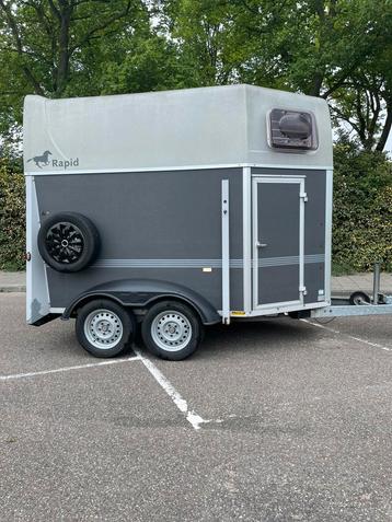 Zeer nette humbaur 2 paards met zadelkamer beschikbaar voor biedingen